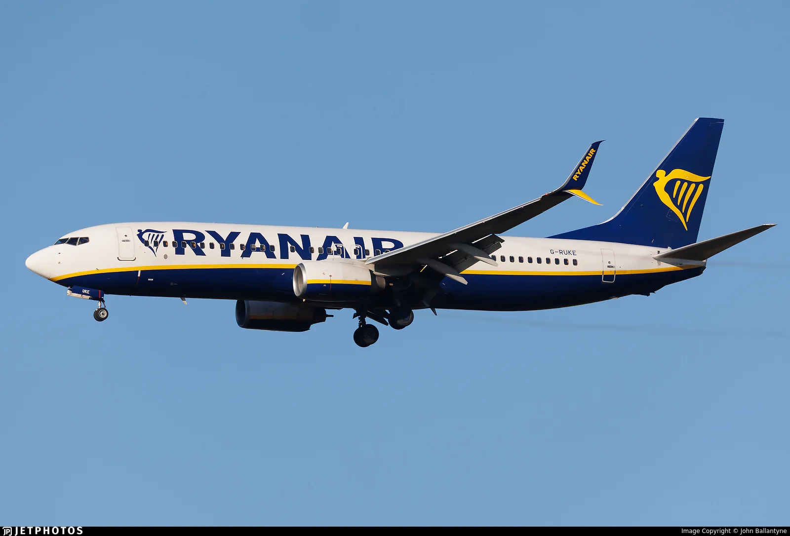 Ryanair UK G-RUKE B738