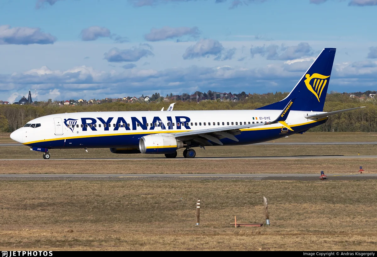 Ryanair EI-DYE B738