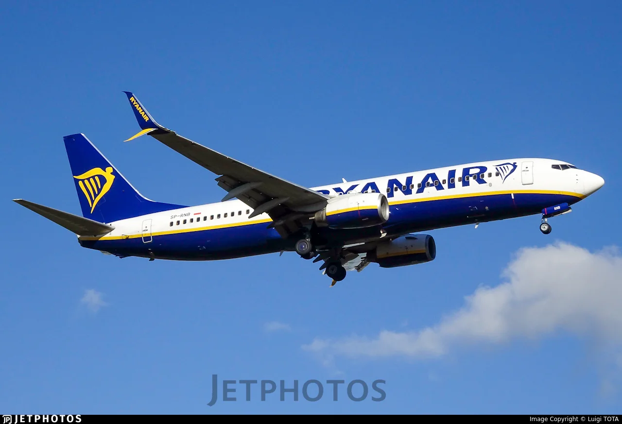 Ryanair SP-RNB B738