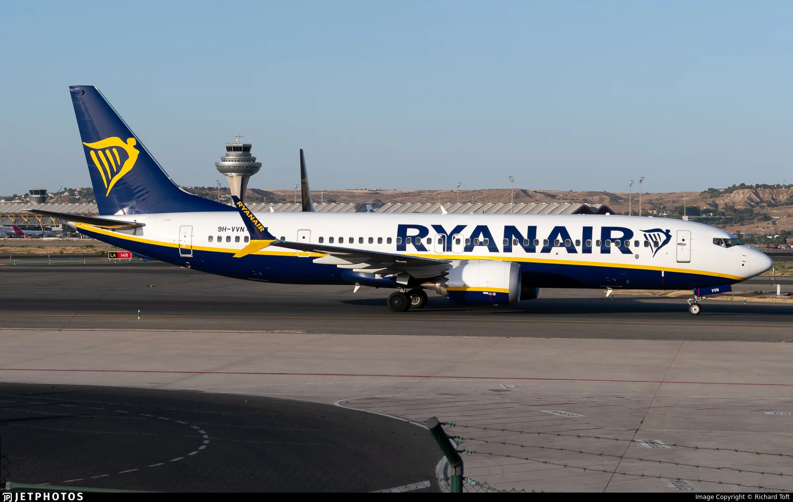 Ryanair 9H-VVN B38M