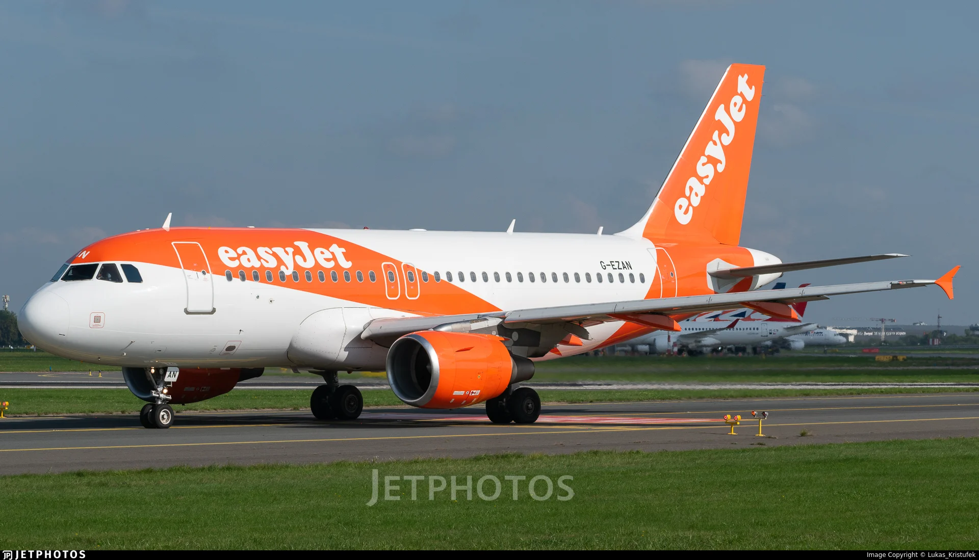 easyJet G-EZAN A319