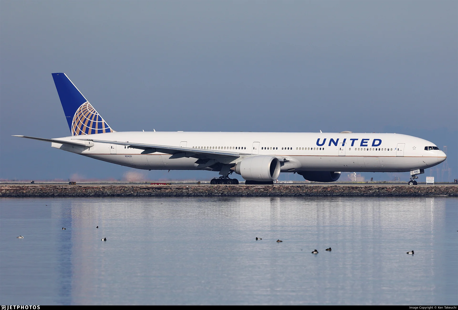 United Airlines N2142U B77W