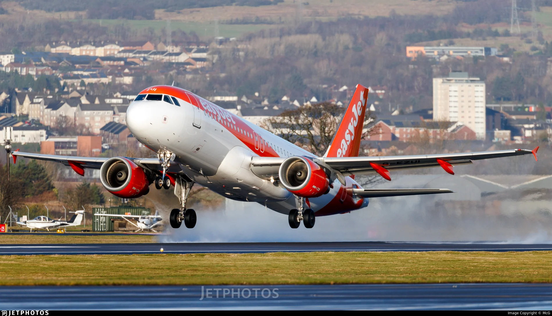 easyJet G-EZUI A320