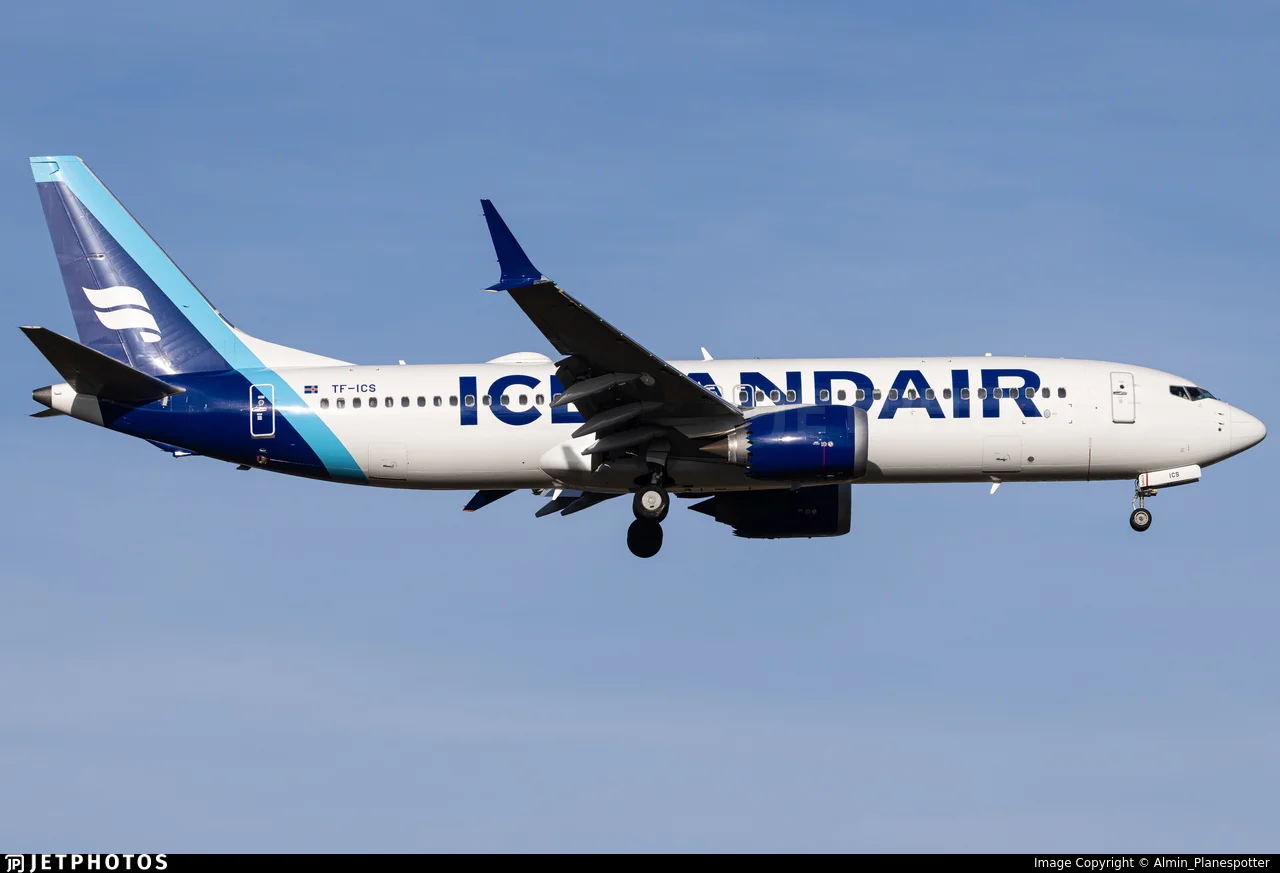 Icelandair TF-ICS B38M