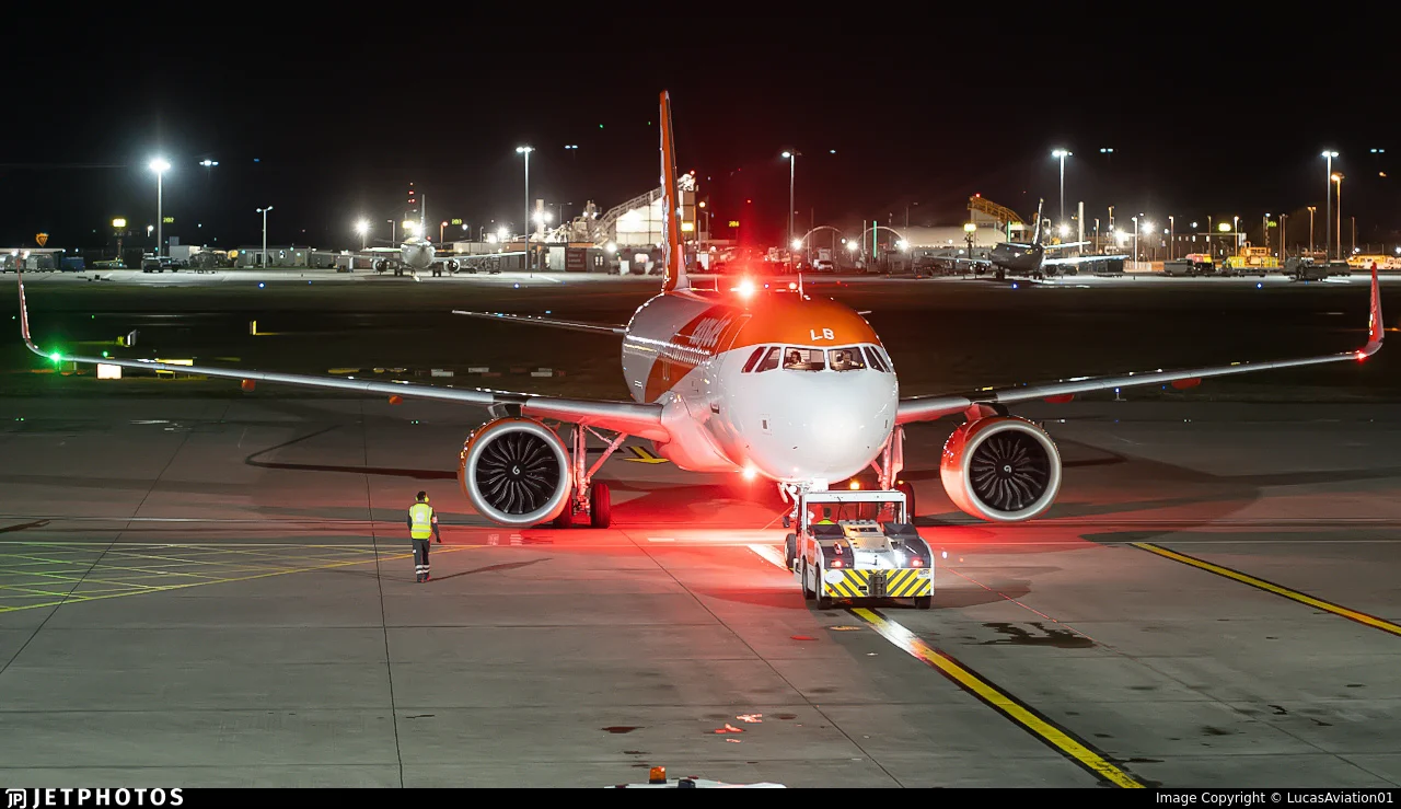 easyJet G-UZLB A20N