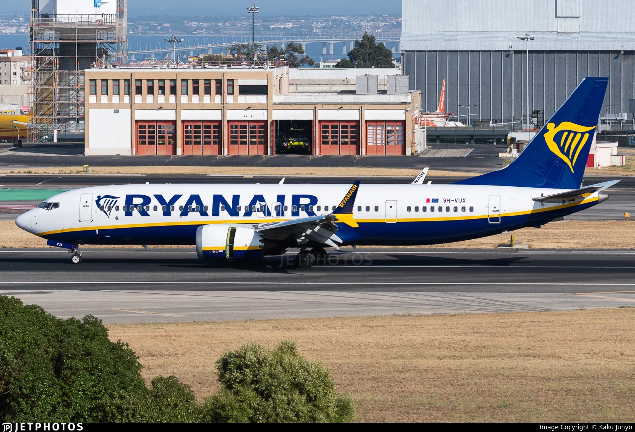 Ryanair 9H-VUX B38M