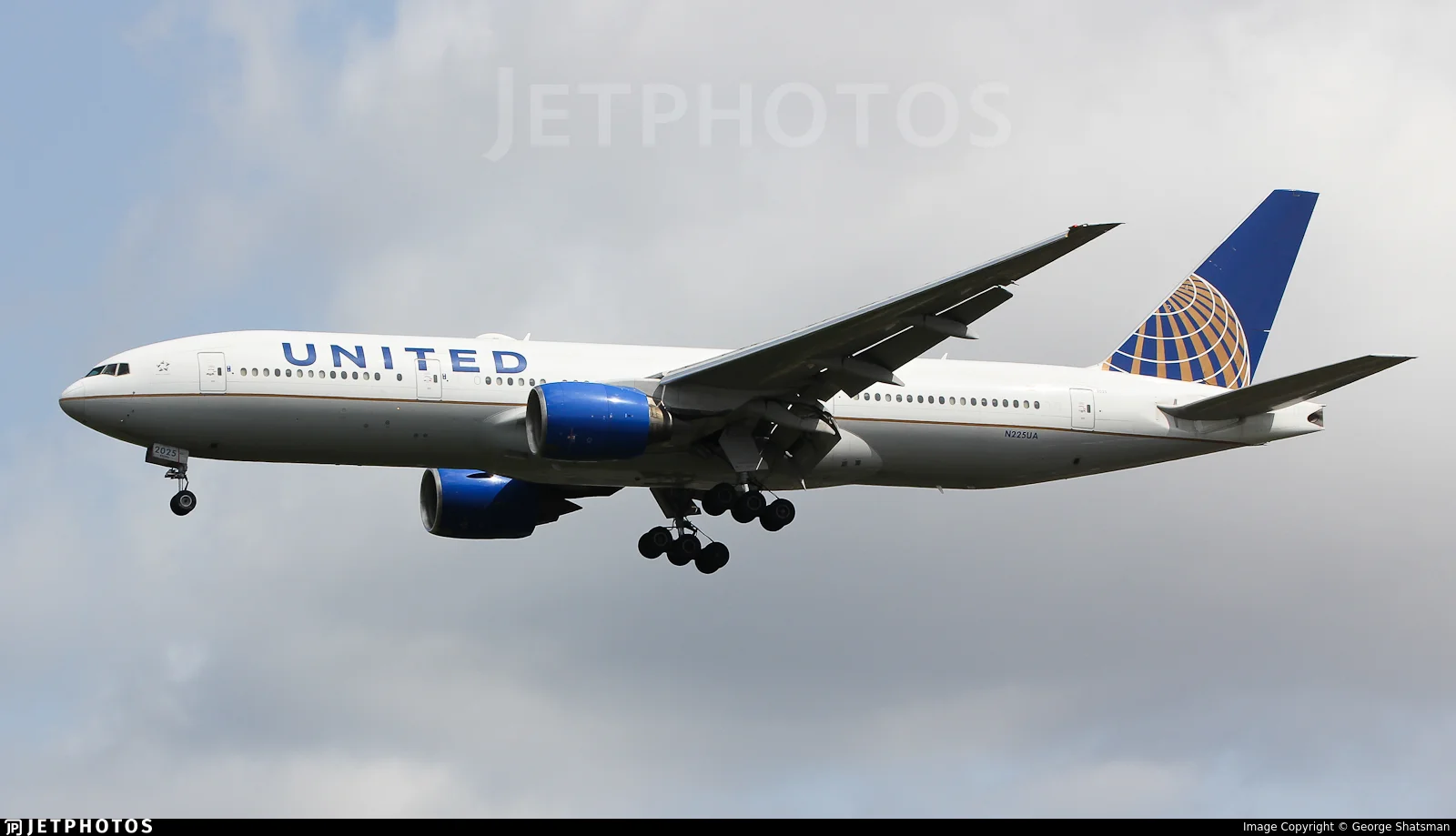 United Airlines N225UA B772