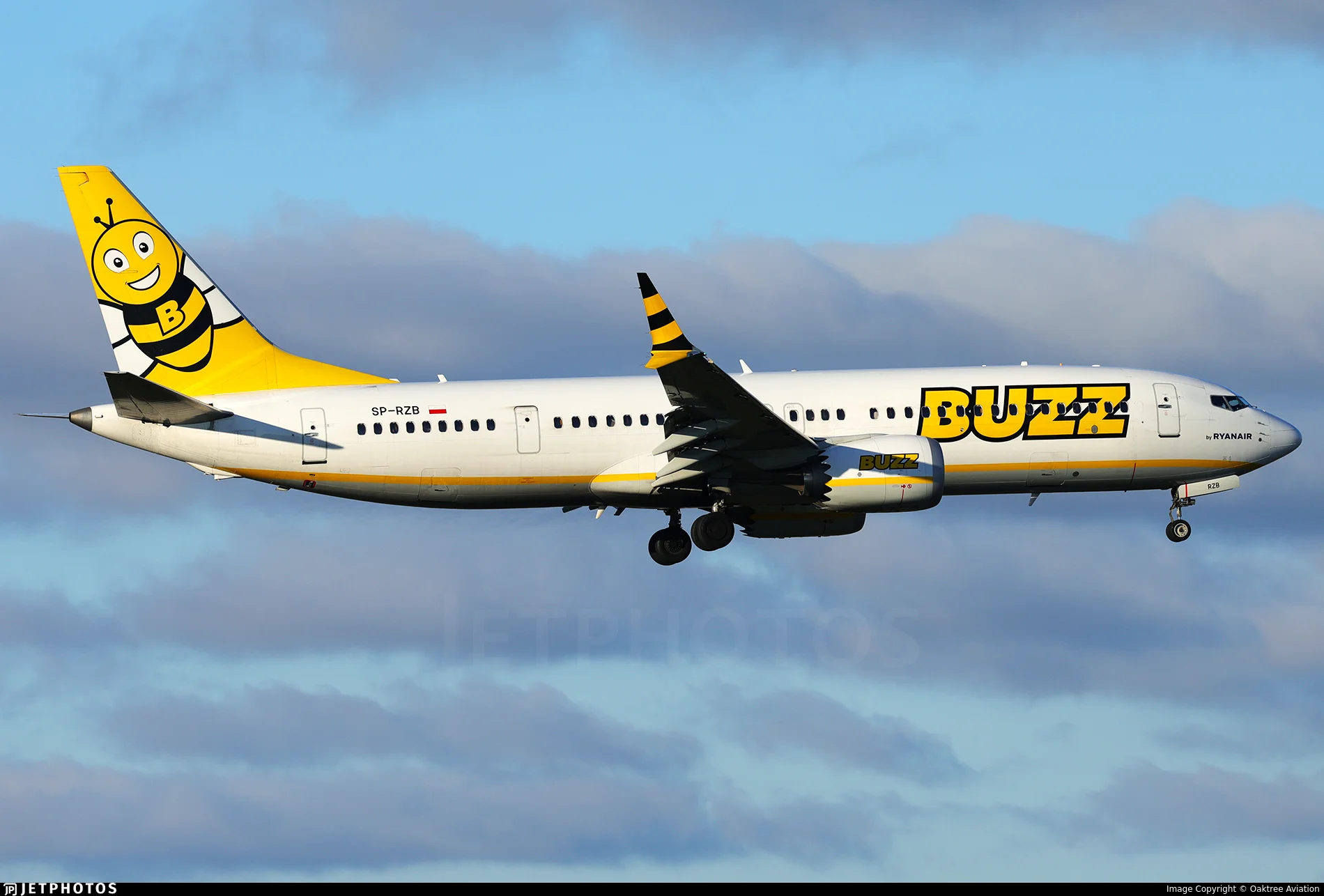 Ryanair SP-RZB B38M