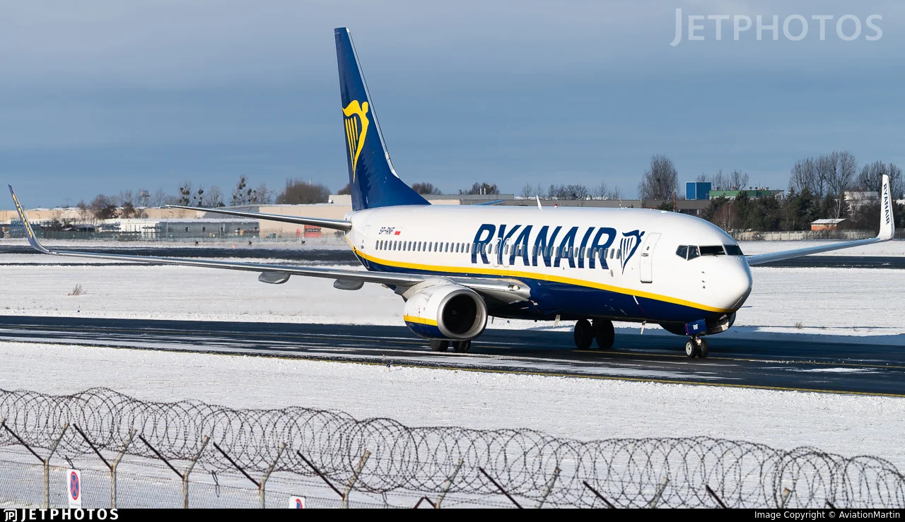 Ryanair SP-RNF B738
