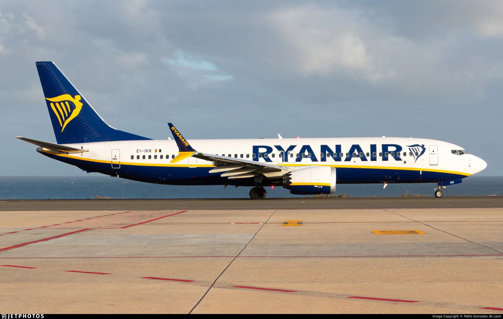Ryanair EI-IKR B38M