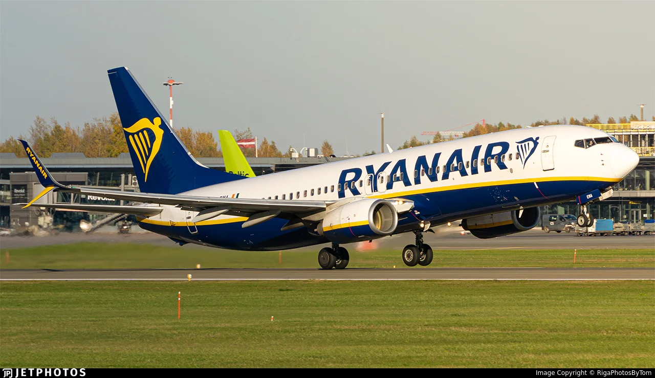 Ryanair EI-EMA B738