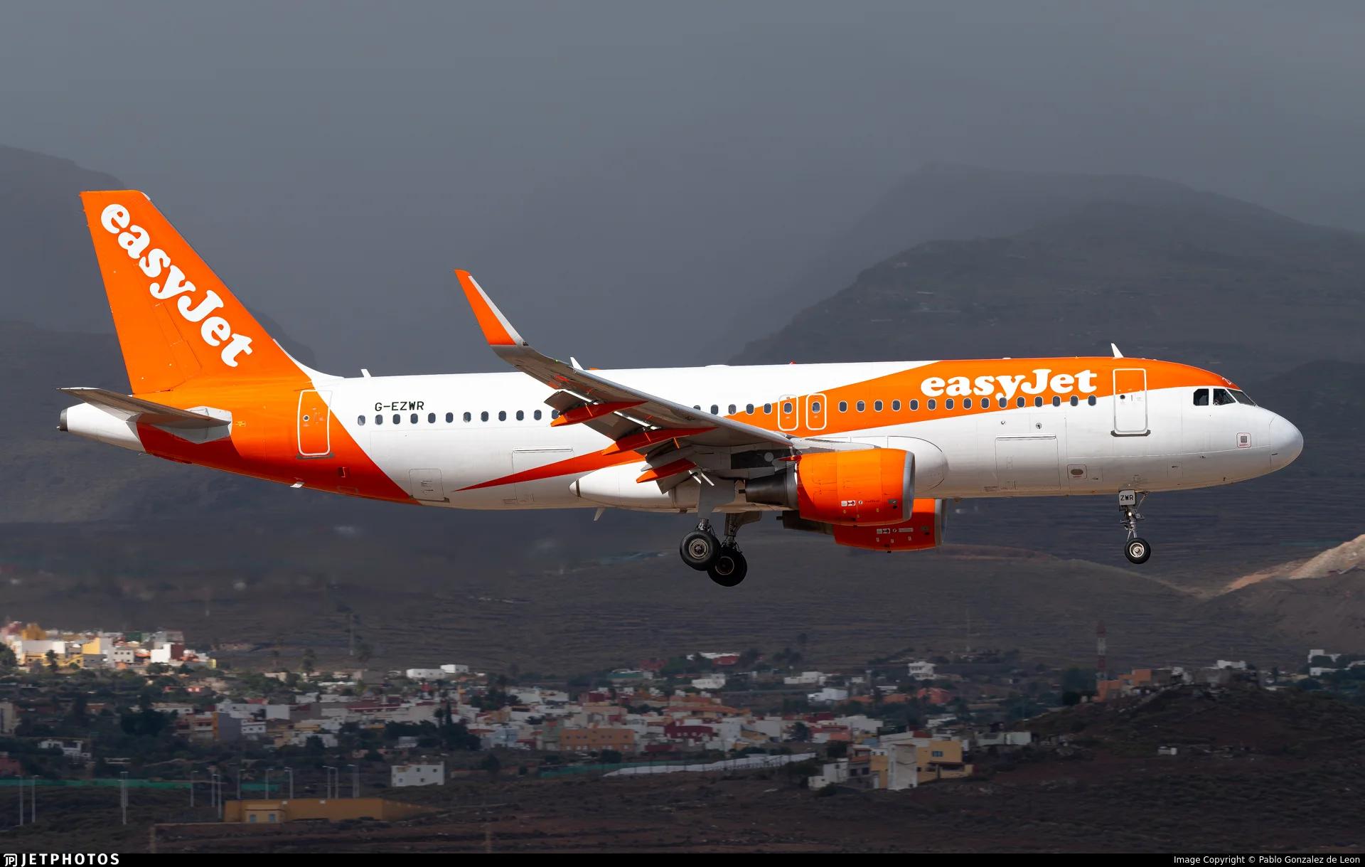 easyJet G-EZWR A320