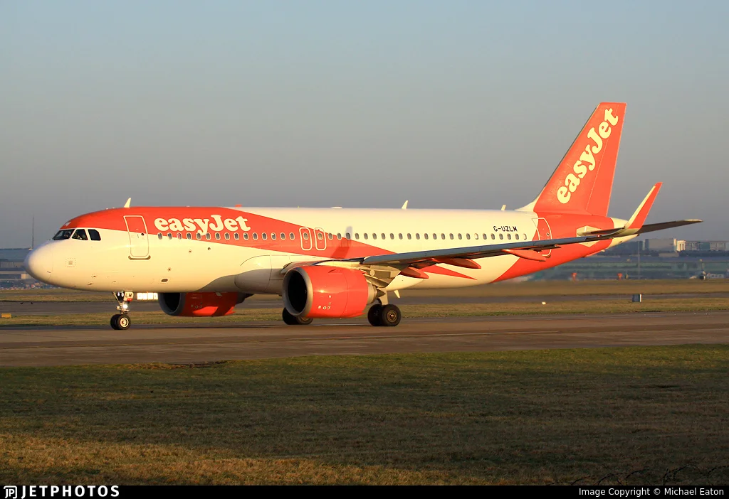 easyJet G-UZLM A20N