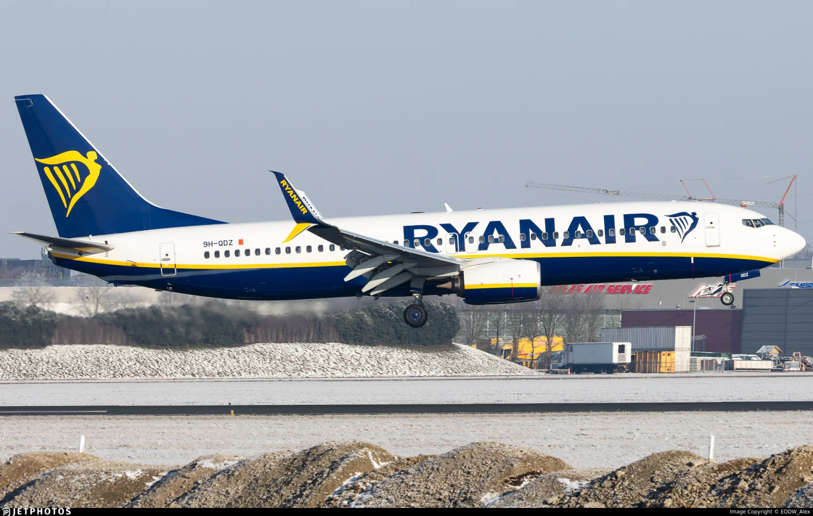 Ryanair 9H-QDZ B738