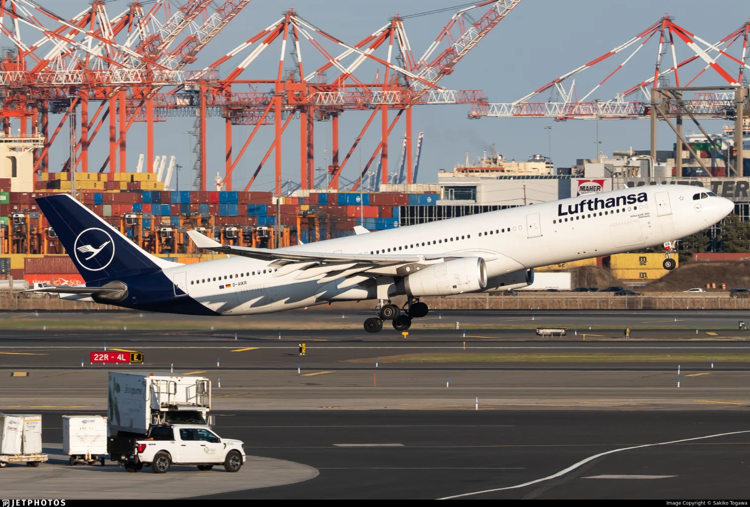 Lufthansa D-AIKR A333