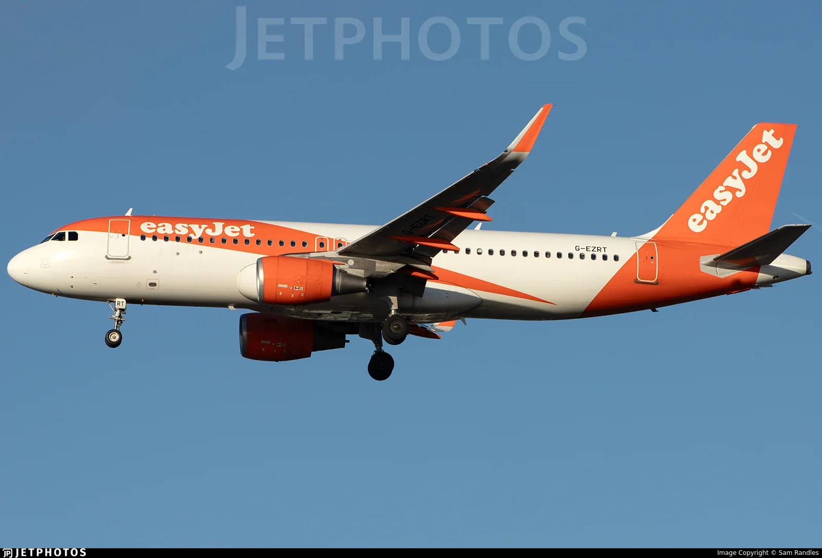 easyJet G-EZRT A320