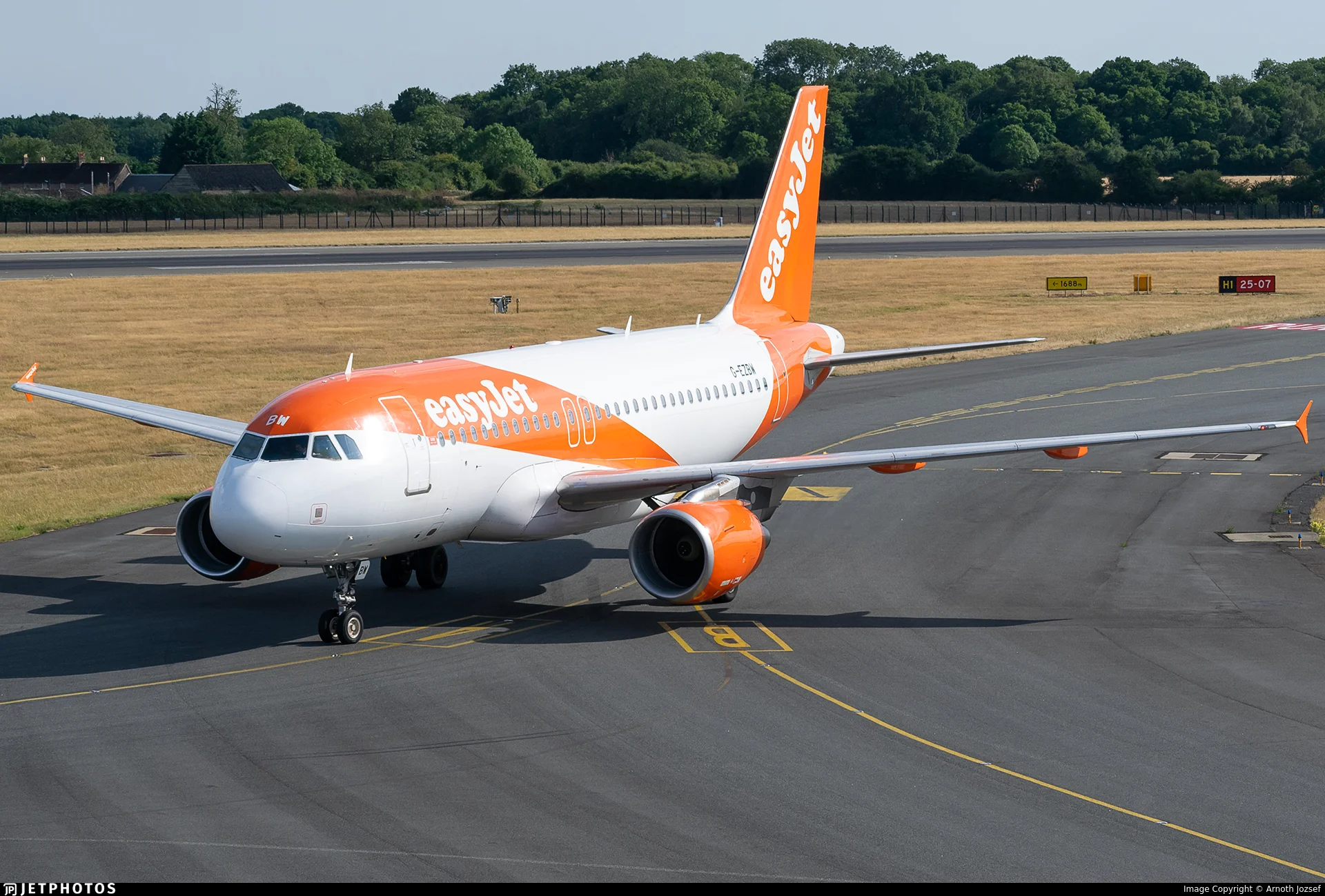 easyJet G-EZBW A319