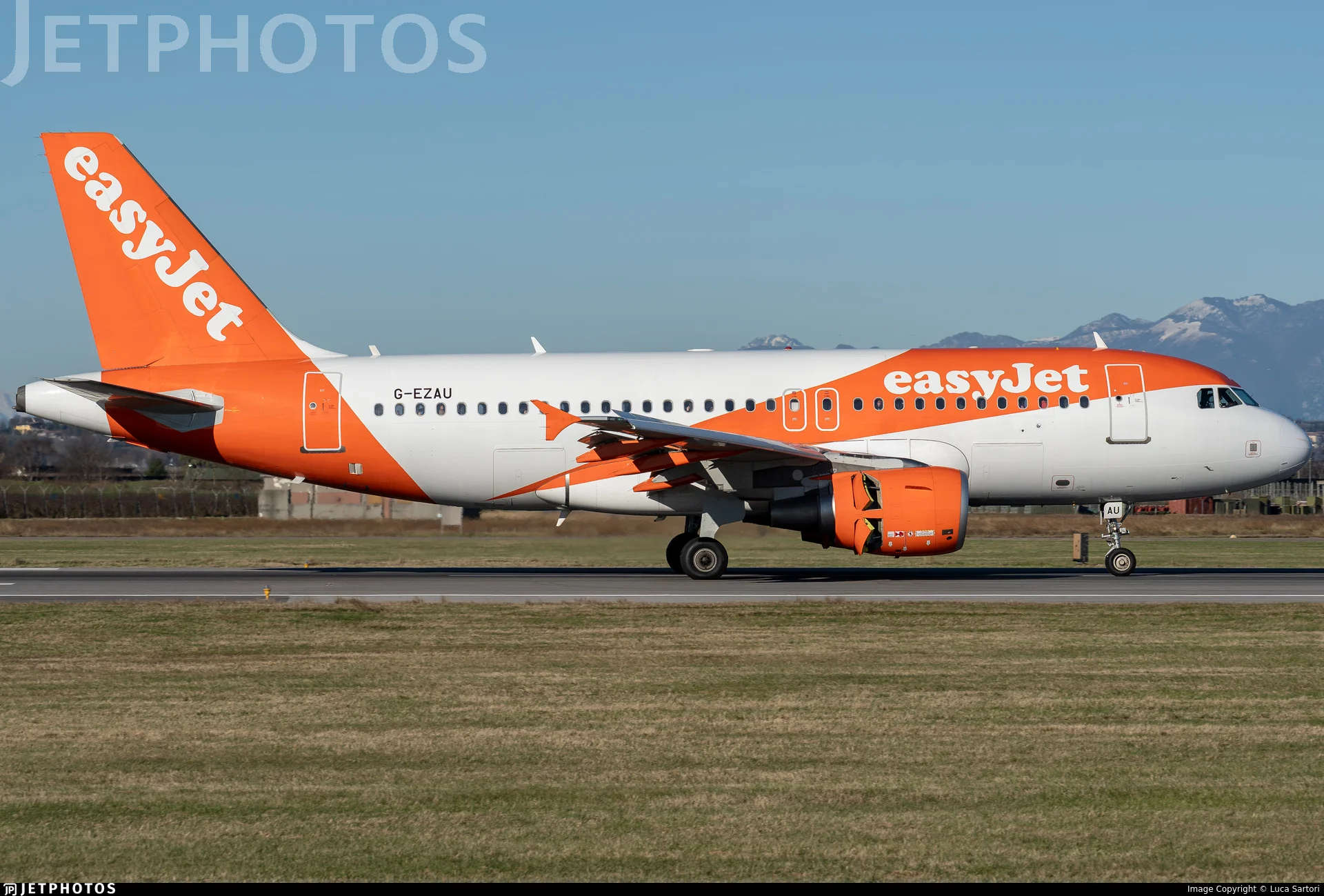 easyJet G-EZAU A319