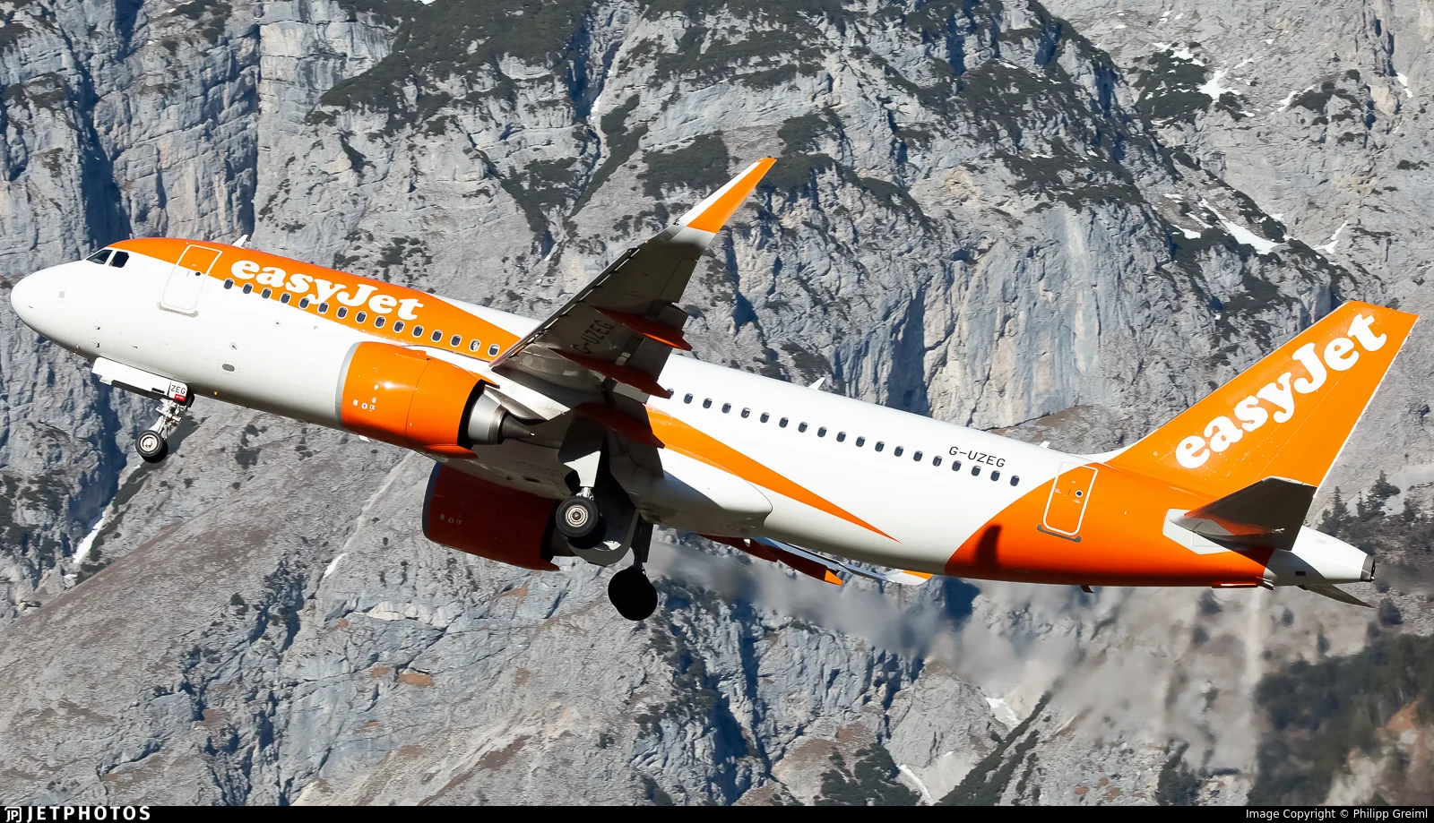 easyJet G-UZEG A20N