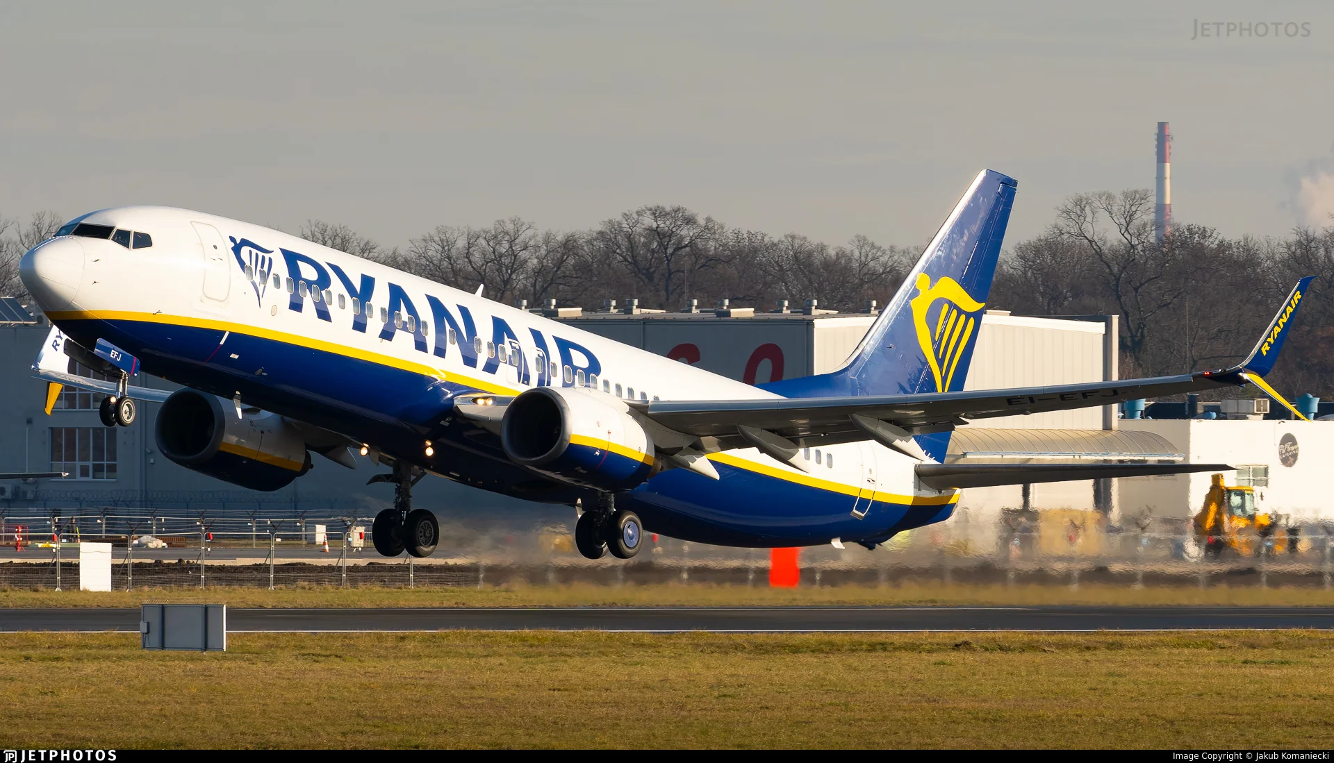 Ryanair EI-EFJ B738