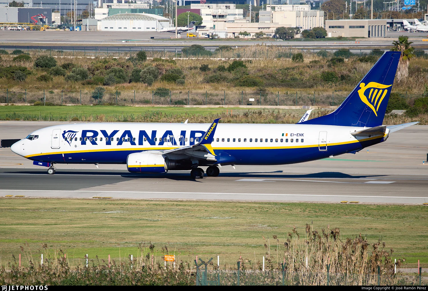 Ryanair EI-ENK B738