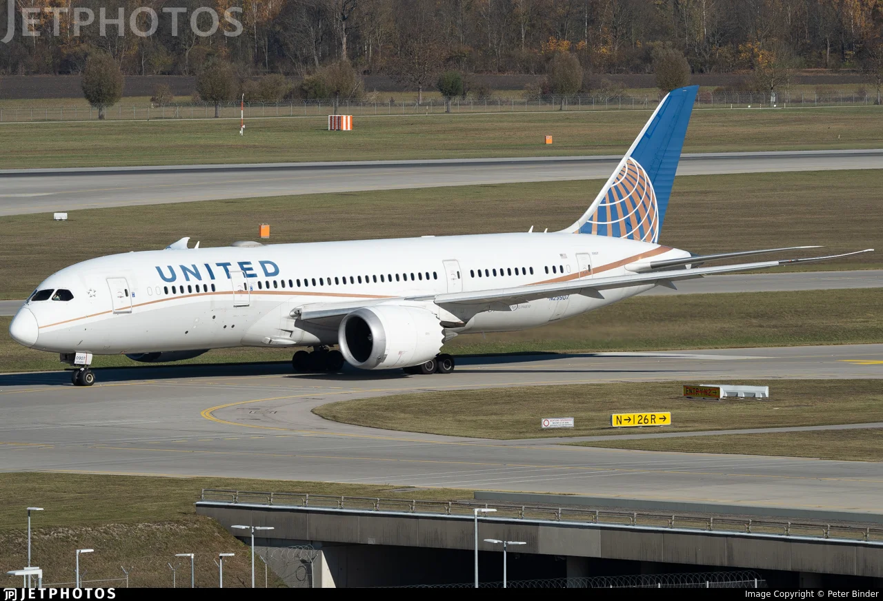 United Airlines N29907 B788