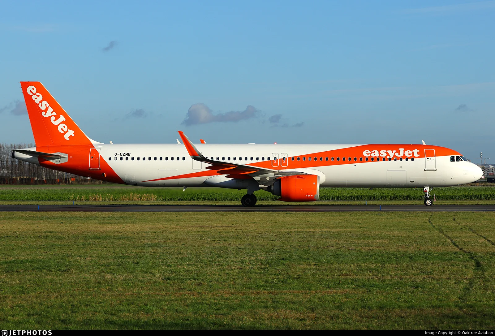 easyJet G-UZMB A21N