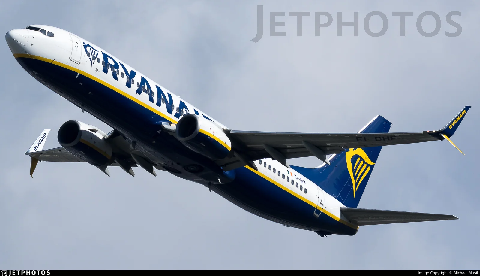 Ryanair EI-DHF B738
