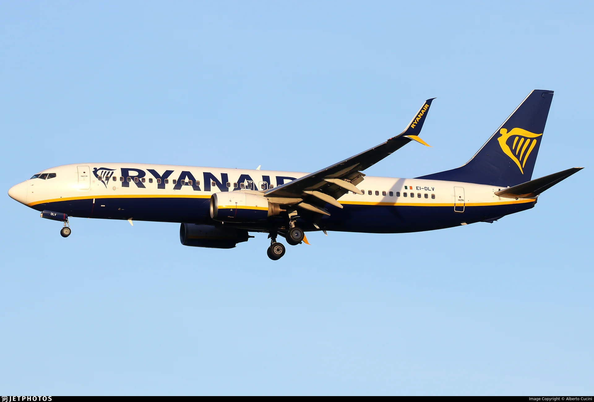 Ryanair EI-DLV B738