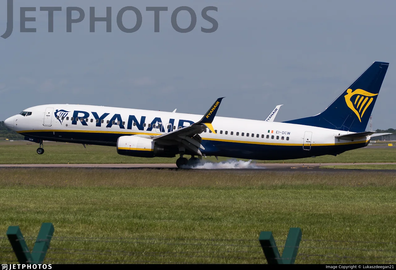 Ryanair EI-DCW B738
